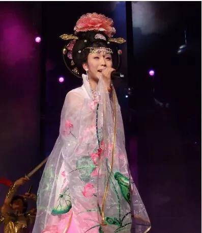 却对李玉刚不离不弃,他的妻子是国外政府高官的女儿,名叫卓娅.