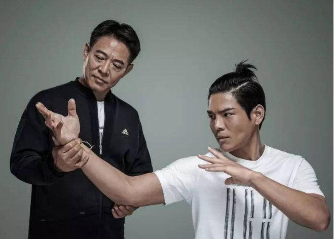 口嗨王子药水哥,这次惹了大麻烦,挑衅hk老大向太儿子向佐_什么_虎牙