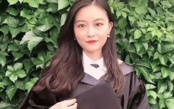 湖南大学26岁高颜值女博士,没有海外进修经历,为何能当上教授?