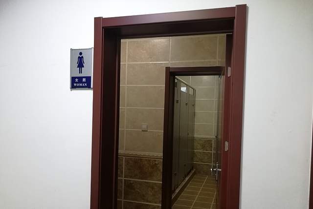 成女士的领导便做了一件让她无语的事,一个大男人竟然跑到女厕所门口