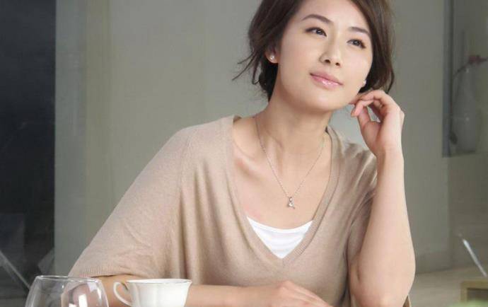 她被称为千年女配,因笑容被人熟知,嫁大自己15岁鄢颇收获幸福_李呈媛