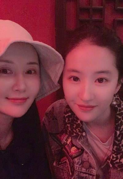 刘亦菲33岁生日,舒畅为其高调庆生,晒素颜合照颜值不减当年_电影_花