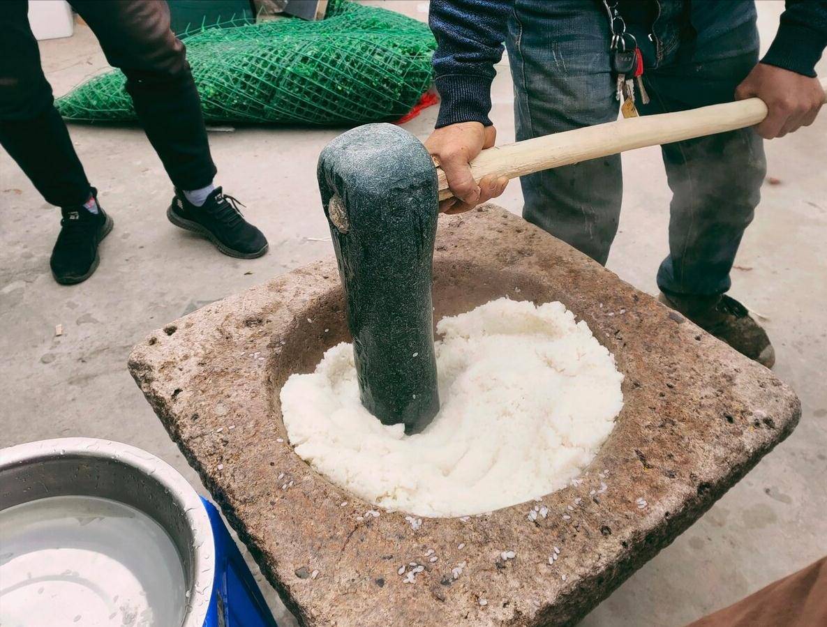 就是将糯米磨成粉,然后加红糖或者白糖拌匀,然后上锅蒸熟,再用石臼