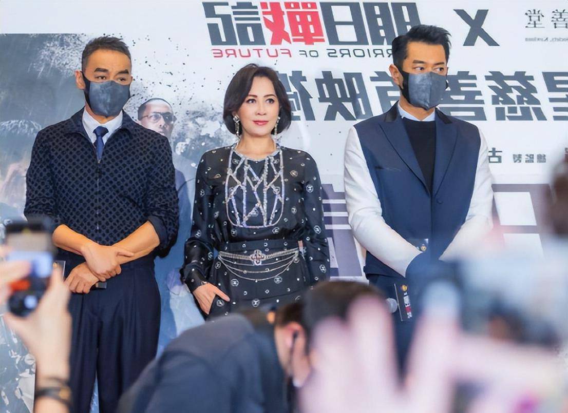 刘嘉玲越来越像淑女了,穿香奈儿长裙镶百万珠宝,古天乐成了跟风