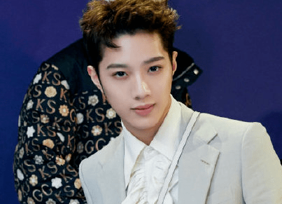 赖冠霖抽烟被拍后道歉,这个动作有点没素质,粉丝们觉得掉价_偶像_网友