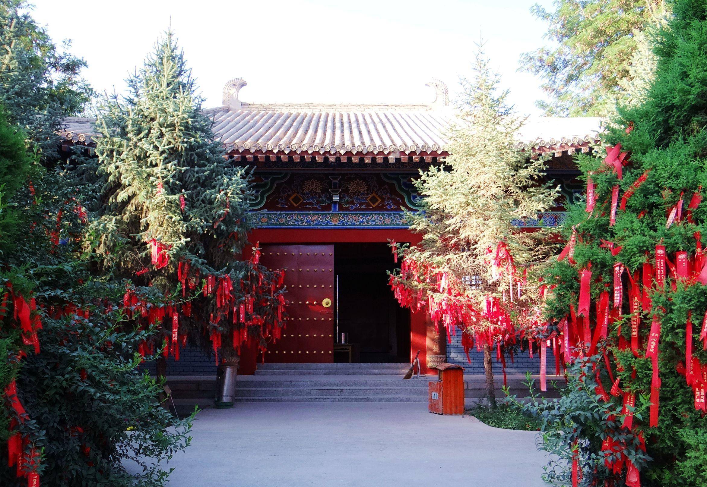 河西古刹千斤钟,贴金卧佛世无双,香烟缭绕鼓磬悦耳梵音悠扬