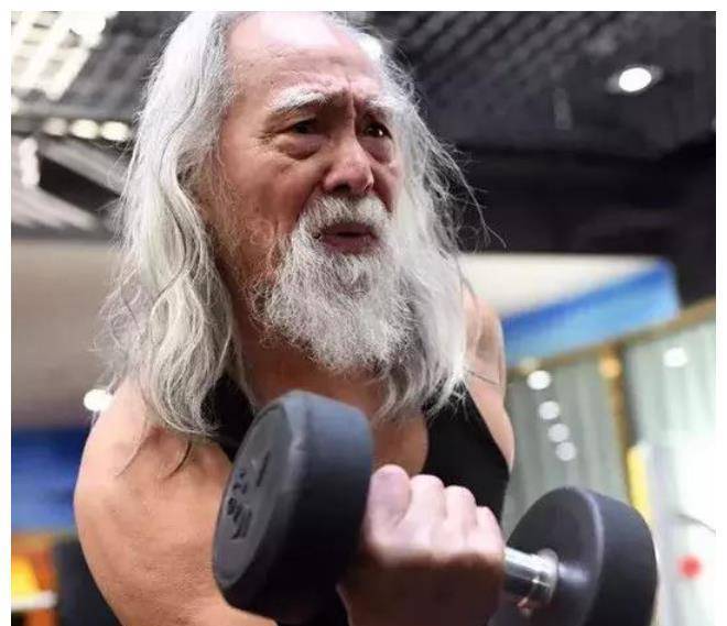 84岁王德顺迷恋健身,身上荷尔蒙爆表,连52岁女儿都年轻十足!