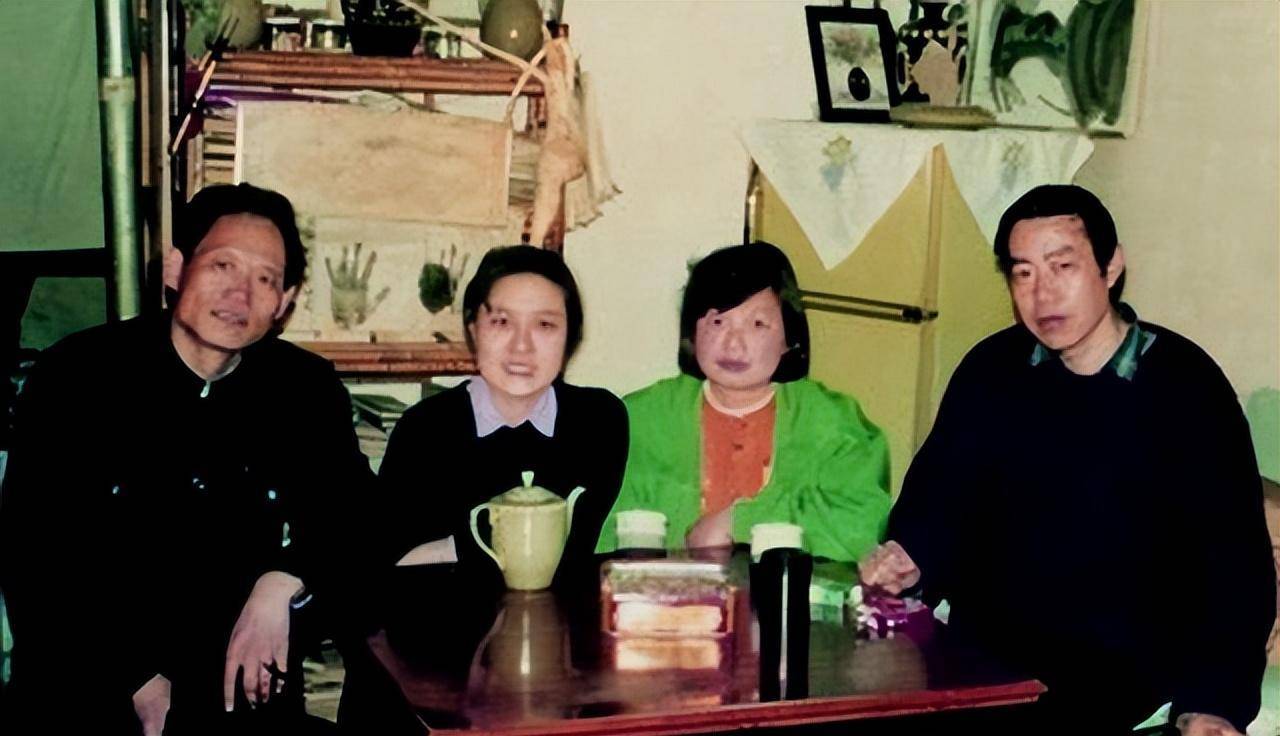 韩俊芳(左2),贾平凹(右1)贾平凹经常性地对这些亲戚进行经济援助,刚