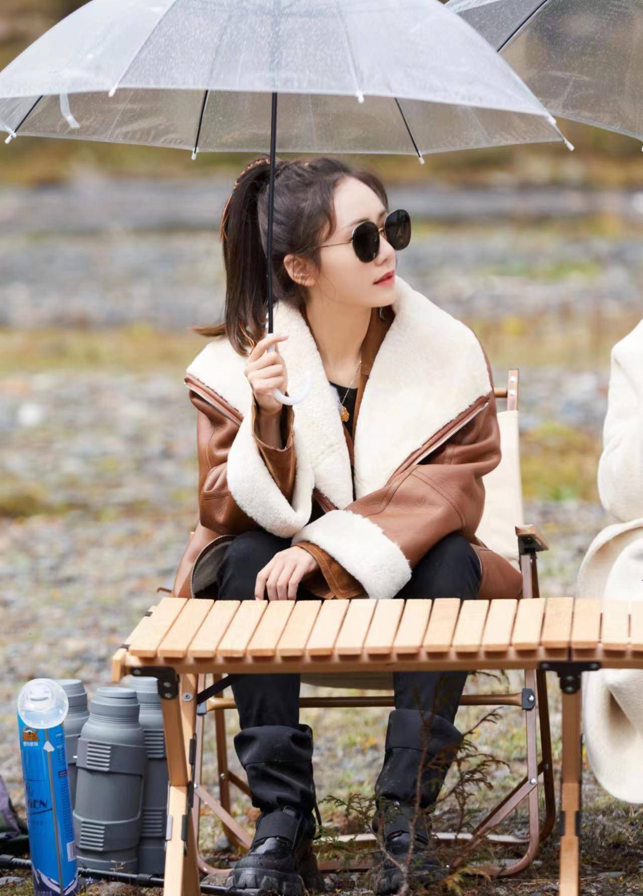 刘芸《妻子6》造型好圈粉,棕色皮夹克搭小黑裤,显瘦又时髦!