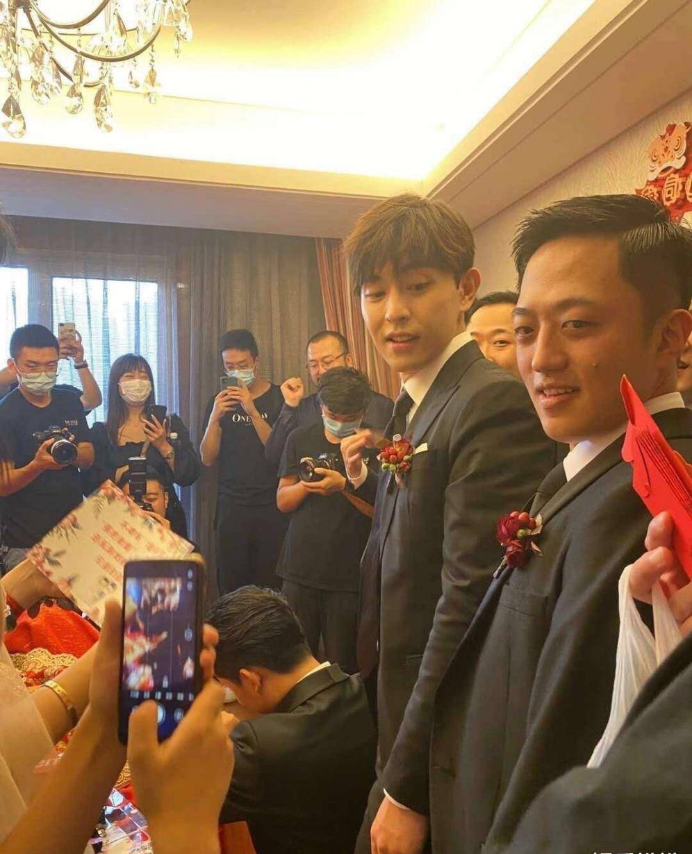 邓伦这边才在舞台上给艺人颁奖,后脚就赶回了石家庄参加发小的婚礼,看