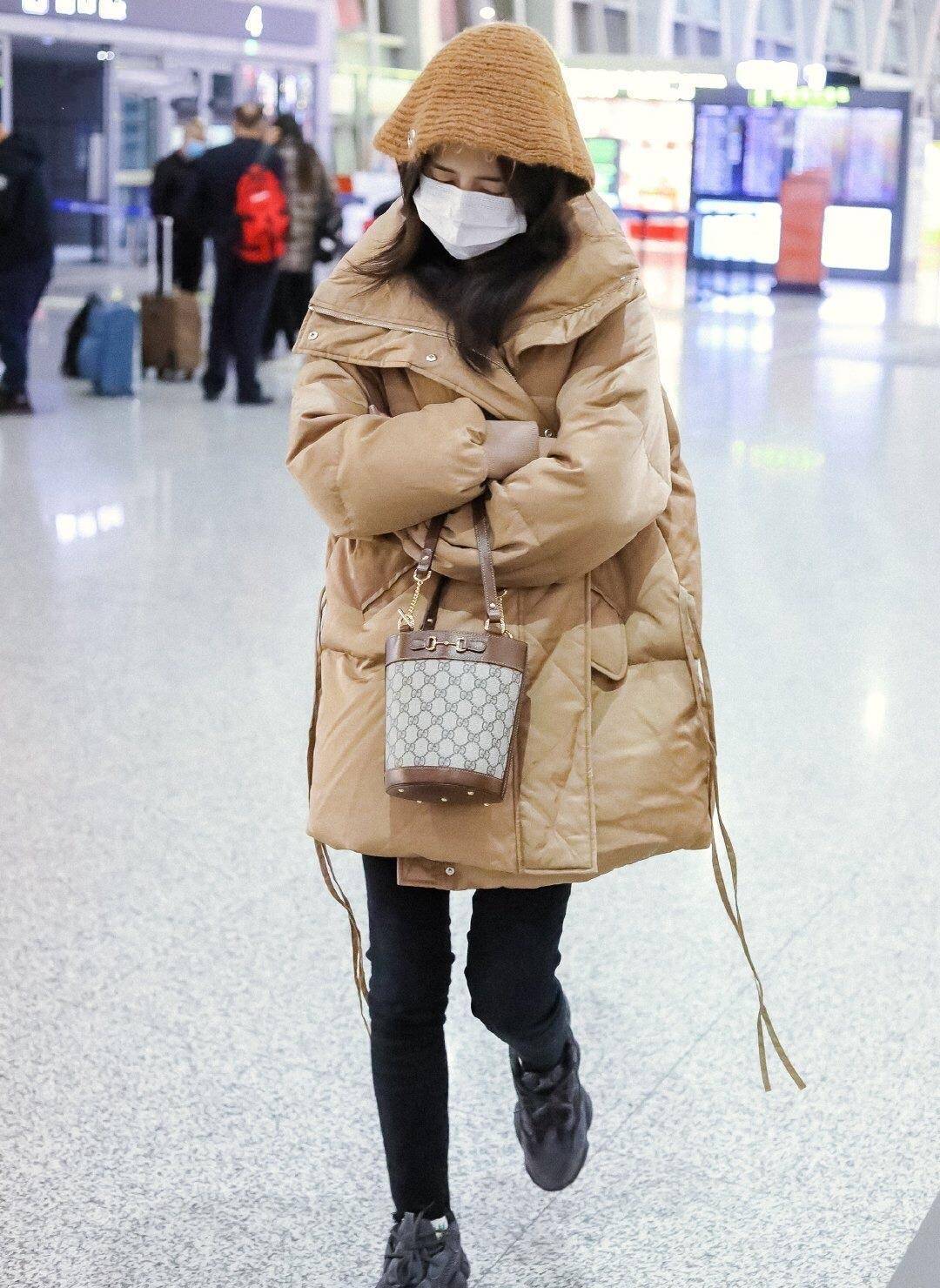 白鹿裹个羽绒服就出门,看似随意却藏有"小心机"堪称穿搭模板!