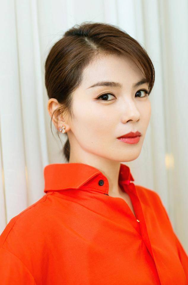 刘涛红衣红唇,41岁气质迷人,不愧为国民媳妇_裙子_连衣裙_颜色