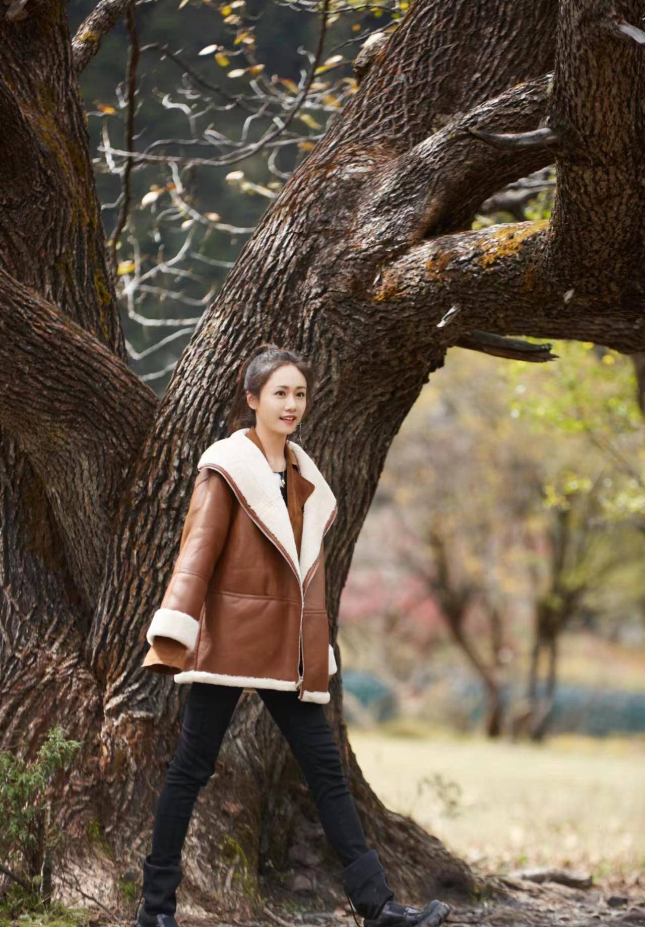 刘芸《妻子6》范儿十足,棕色皮衣搭配黑色裤子,显瘦又时尚!