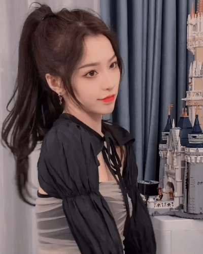 刘思瑶终于坐不住了,拍摄花样"穿袜子"博关注,粉丝看后愣住了_作品