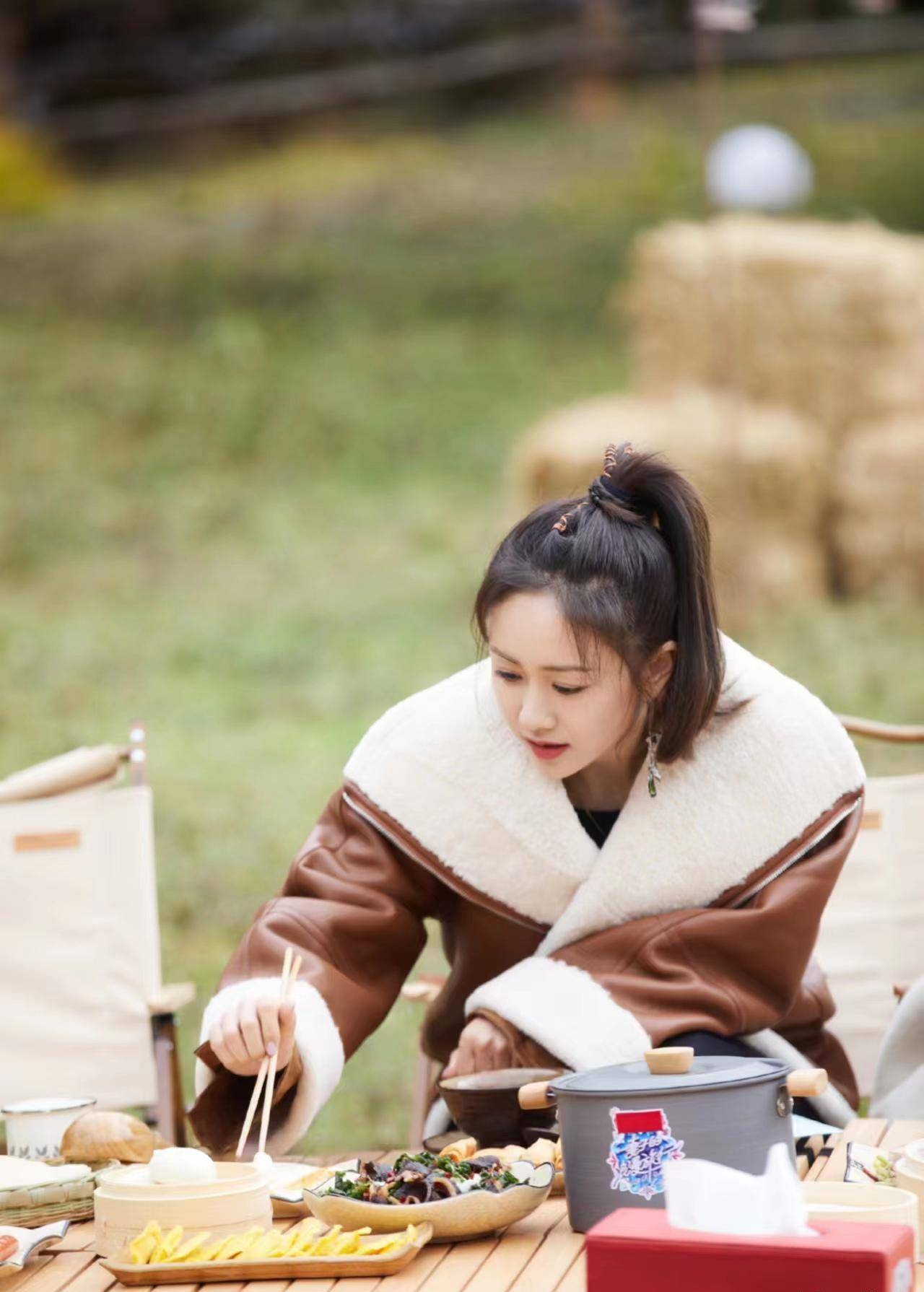 刘芸《妻子6》范儿十足,棕色皮衣搭配黑色裤子,显瘦又时尚!