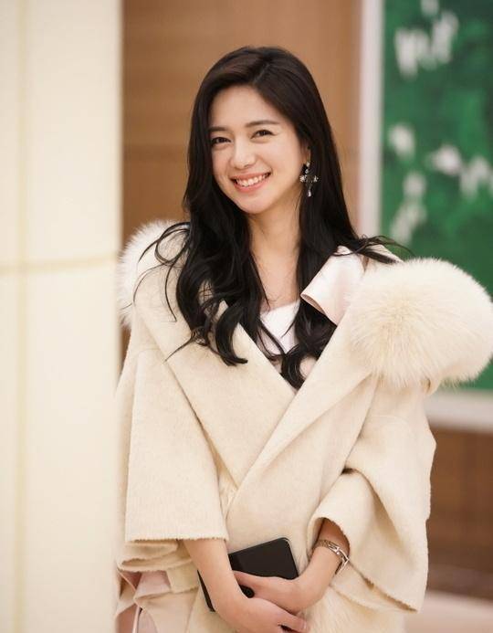 南韩整容模板之一,拥有人畜无害的脸蛋,演过许多"坏女人"角色_伊利雅