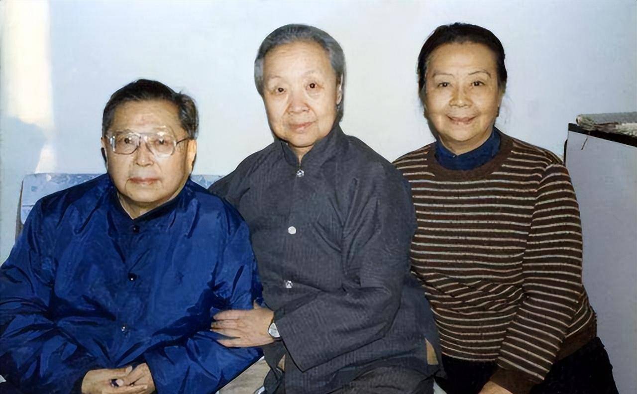 《雷雨》中的混乱家庭,其实是曹禺生活的写照,现况比