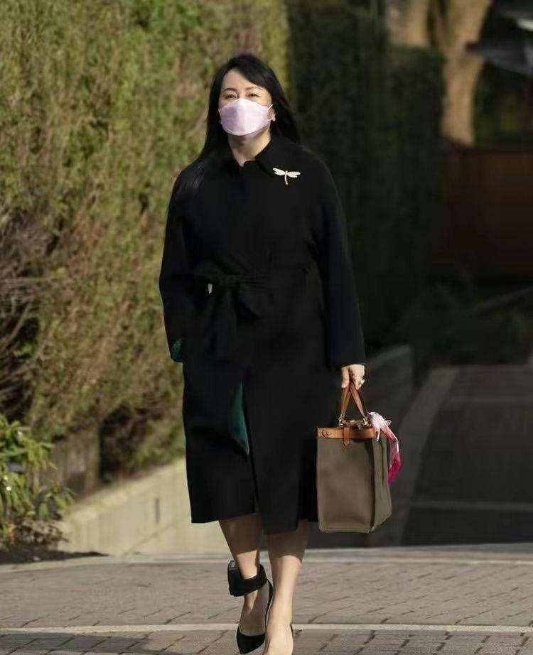 看完50岁孟晚舟的"穿大衣",中年不怕胖,优雅大方_黑色_外套_高跟鞋