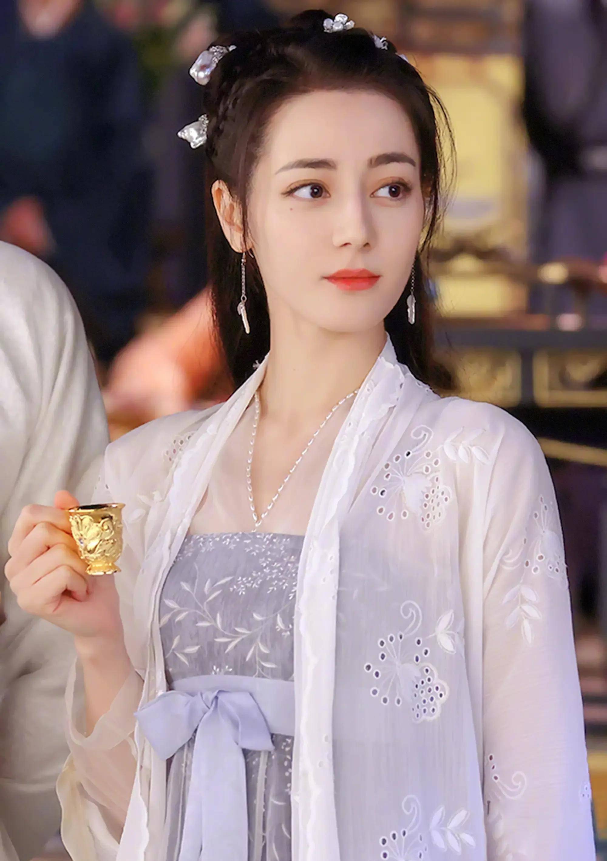 女王迪丽热巴_爱慕_飞吻_长相