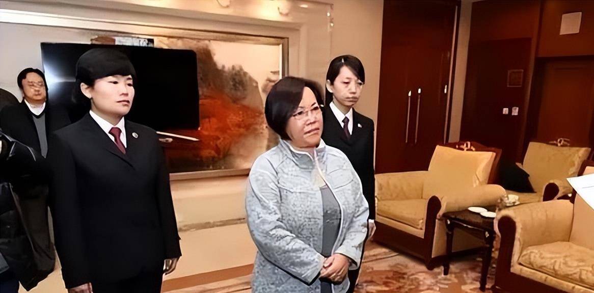 "红通"嫌犯黄玉荣:受贿1900万,潜逃13年,哭诉想要死在国外_生活_工作