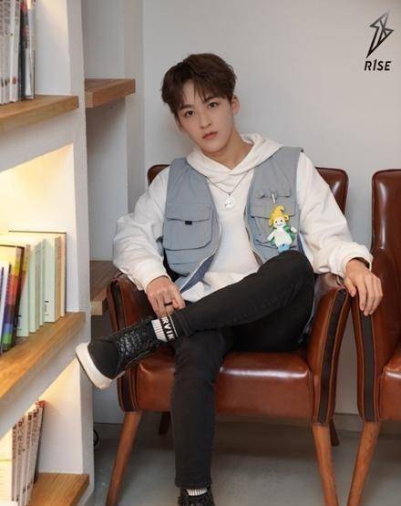 r1se活动写真出炉:姚琛张颜齐魅力十足,何洛洛赵让凭颜值圈粉_造型