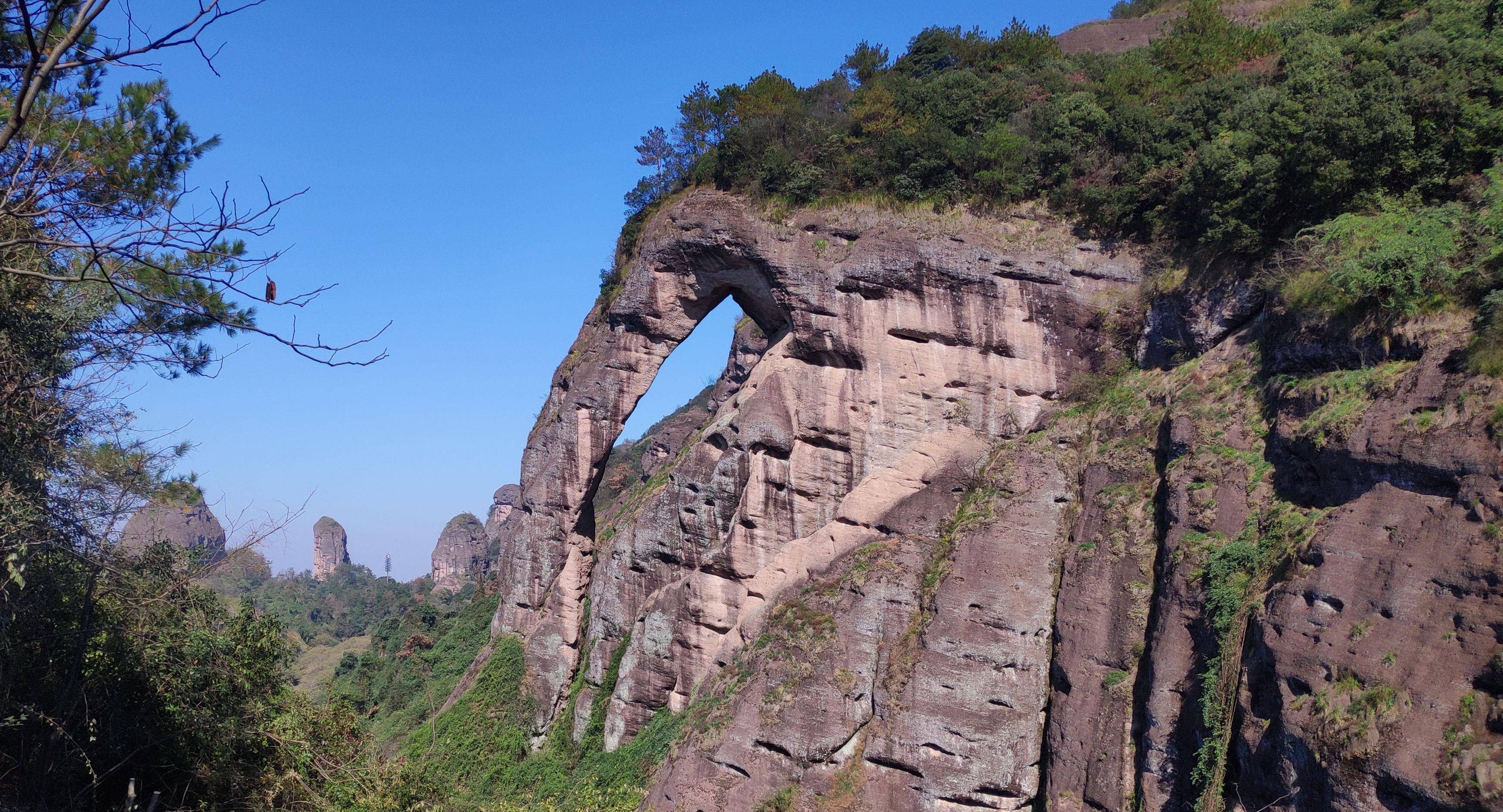 走进鹰潭龙虎山,泛舟泸溪河观赏丹霞地貌风景