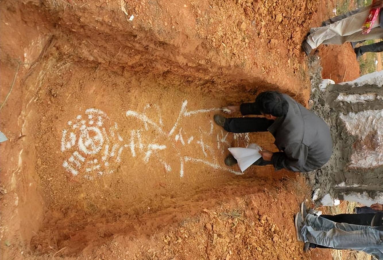 农村下葬的3个忌讳:动土有蛇,棺木抬不动,最后一个你知道吗?