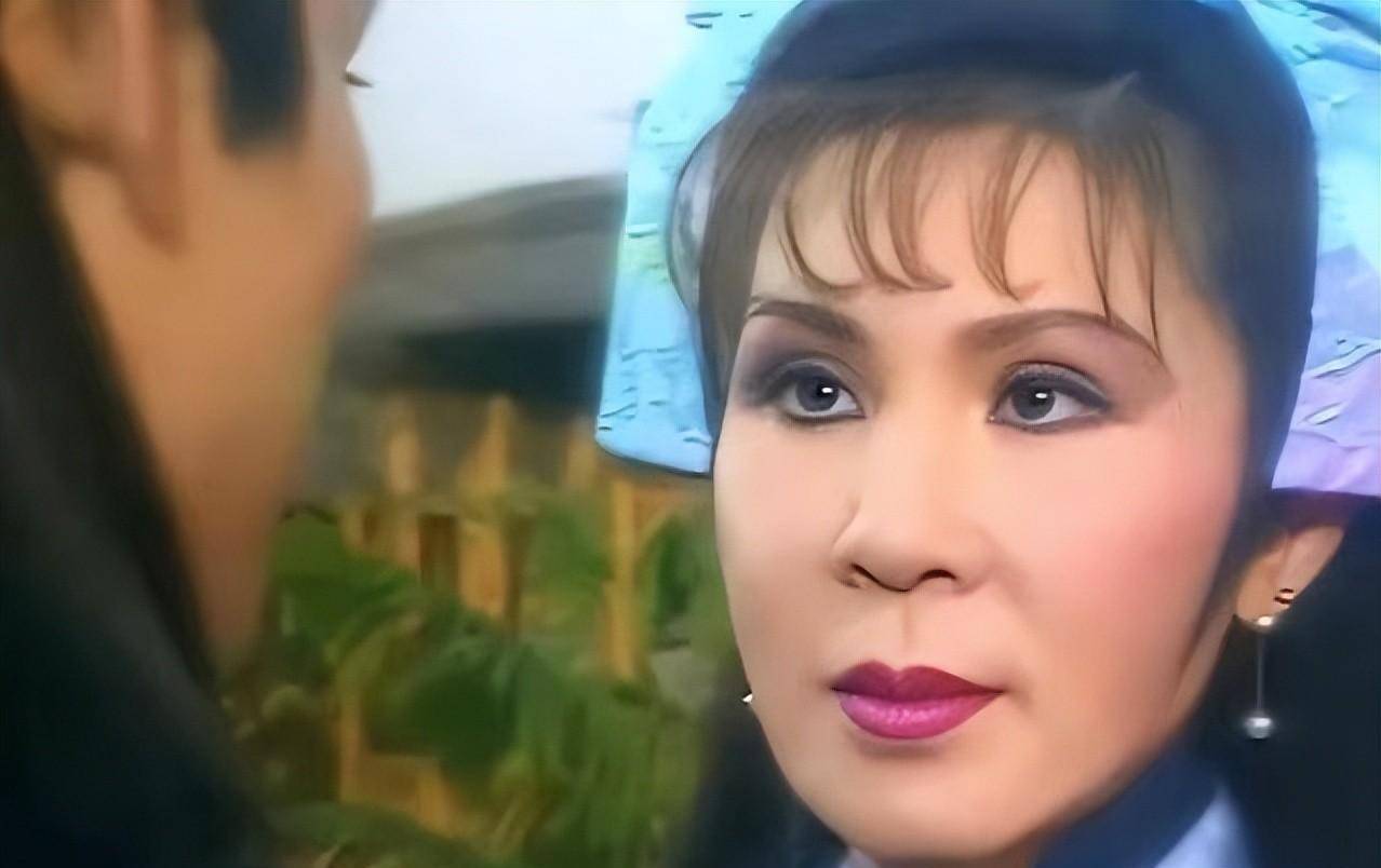 后来杨钧钧又相中了名不见经传的焦恩俊,他无资源无背景,也没有话语权