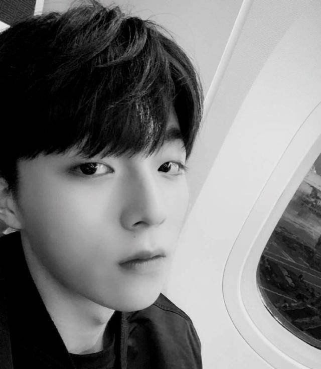 ninepercent玩自拍:黑白色画风的迷之角度,真不愧是一个团的!