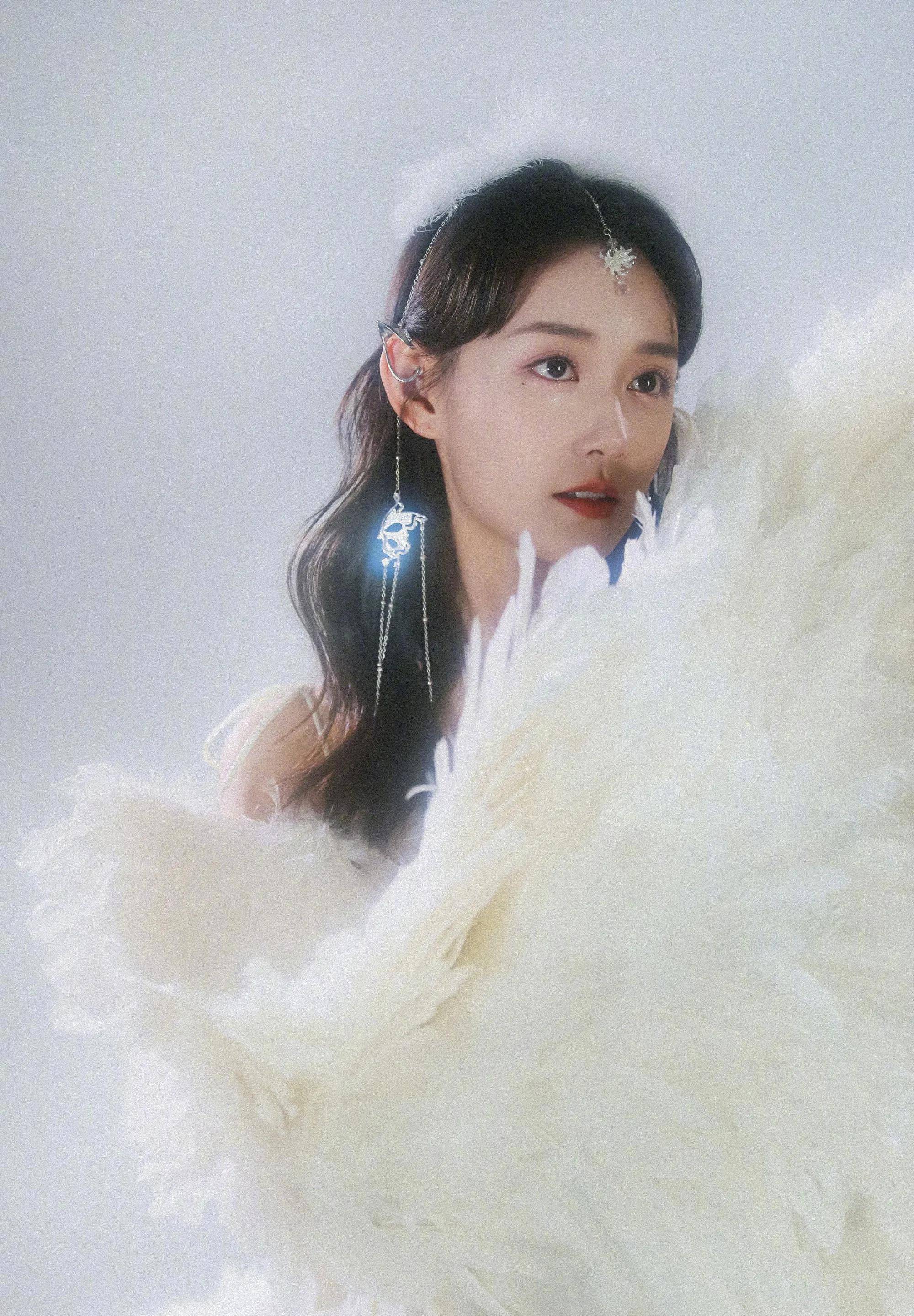 蒋依依22岁生日照 穿吊带羽毛白裙梦幻唯美纯欲风拉满 黑裙成熟妩媚
