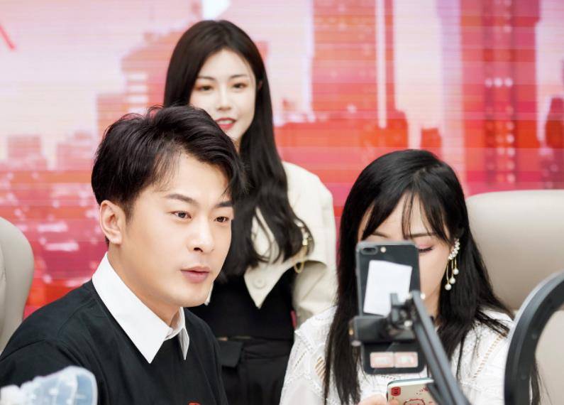 当"丹丹"说出自己担心结婚的事情时,辛巴当场又许下诺言:如果有人爱上