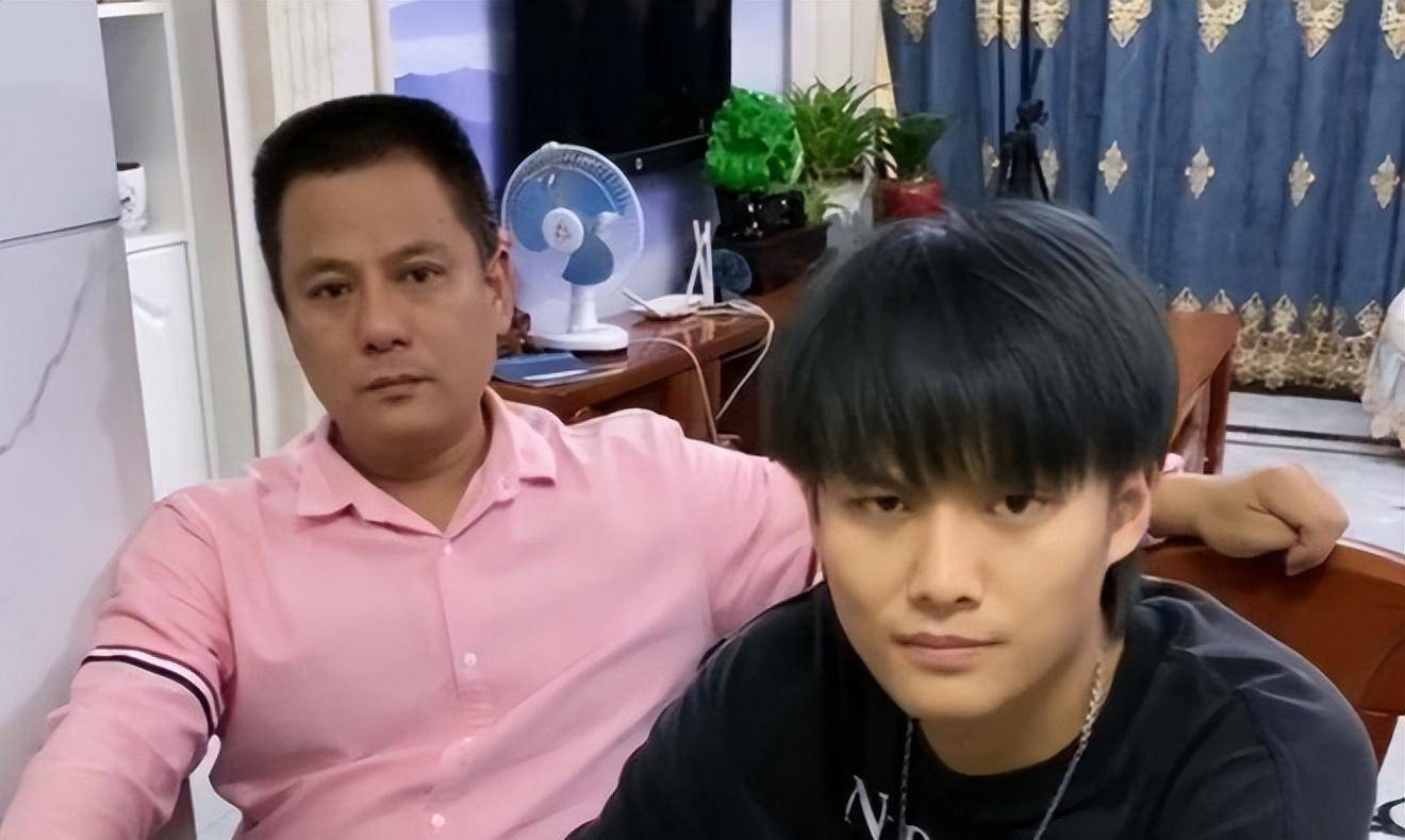 网红小杨哥老爸人设崩塌:拍下不雅视频错发业主群