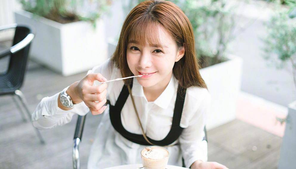 可以看的出沈梦辰是一个爱笑爱闹的女孩,性格耿直率真,是个奋勇拼搏的