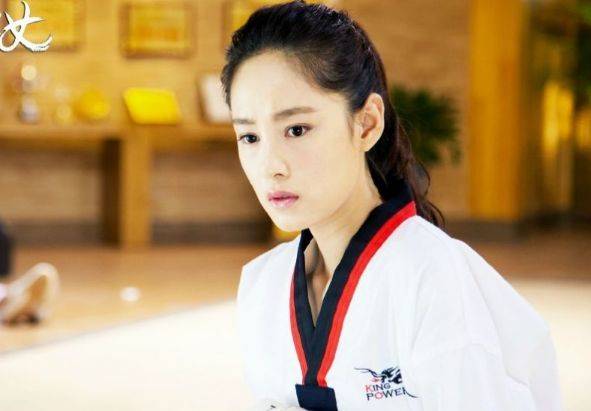 方婷宜是剧中的月光女神,她是方廷皓的妹妹,因为超