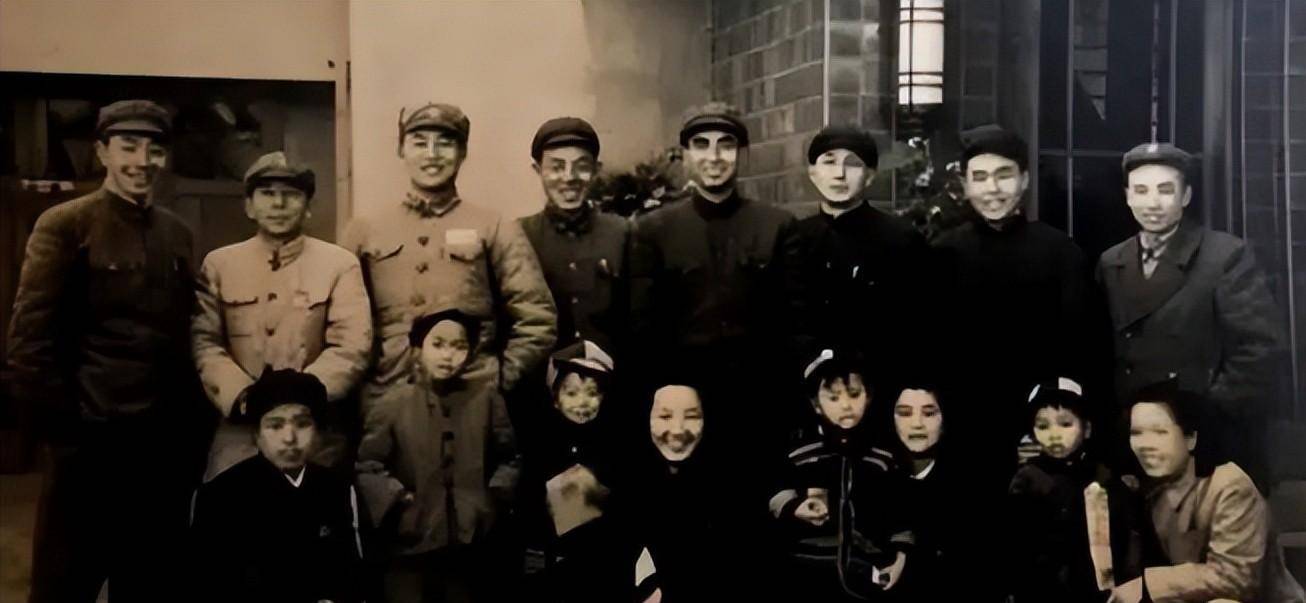 1955年大授衔，王牌军军长仅授大校，副军长却成中将，啥原因？_杨秀山_尹先炳_职务