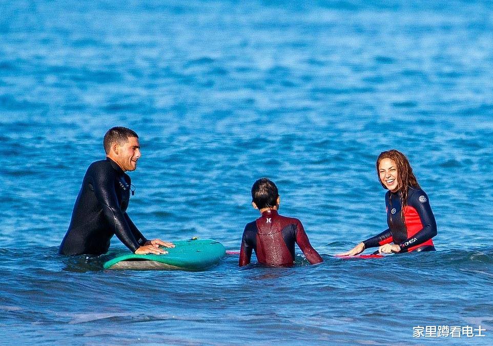 夏奇拉与帅哥冲浪,离开小10岁前男友心情大好,45岁素颜依旧能打