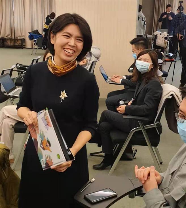 清寒学子到清华硕士,霸怼"以武谋独"死路一条!国台办朱凤莲