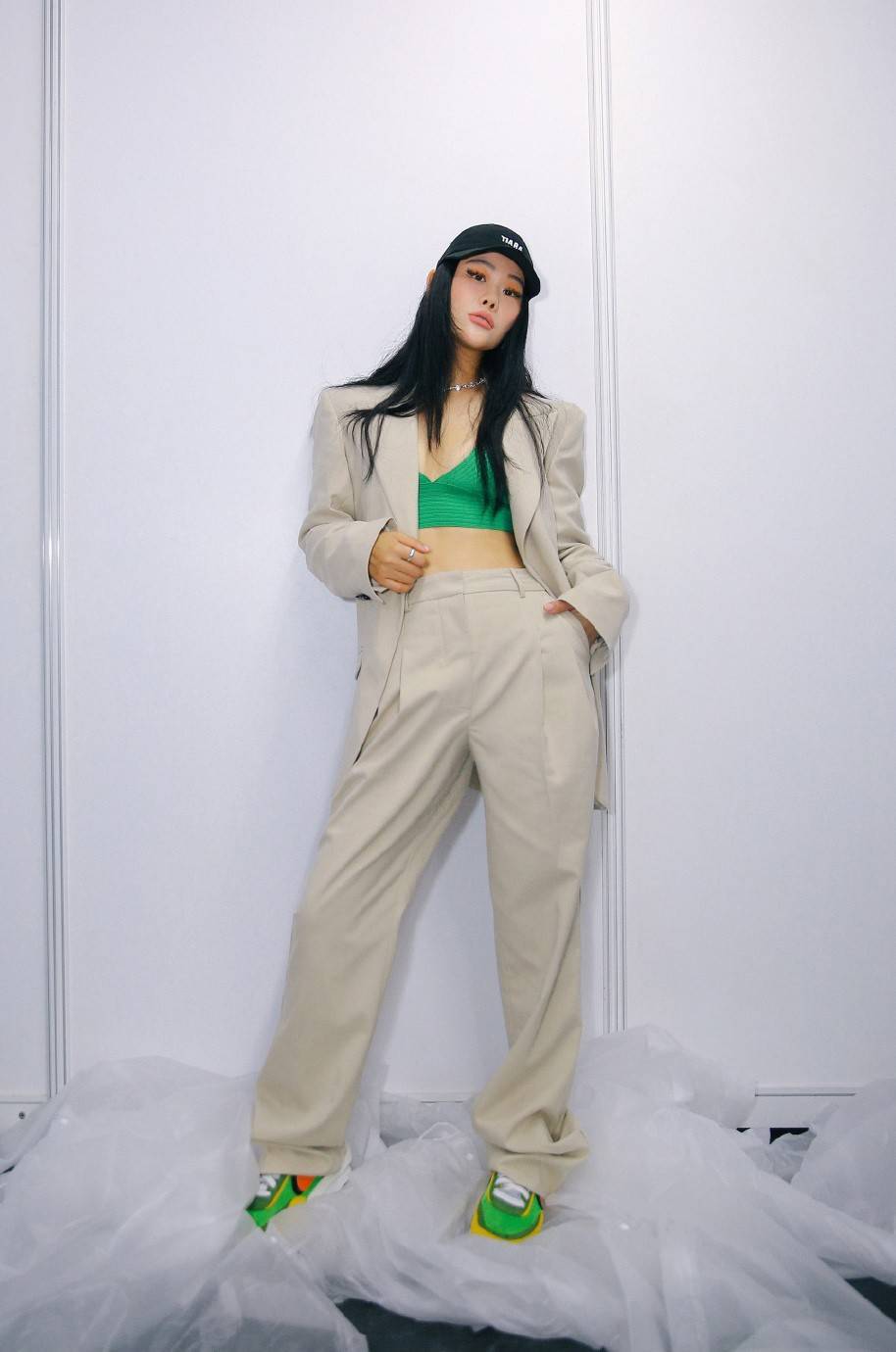 她因《好声音》逐渐走红,今穿毛绒上衣搭紧身裤,红唇霸气复古_袁娅维