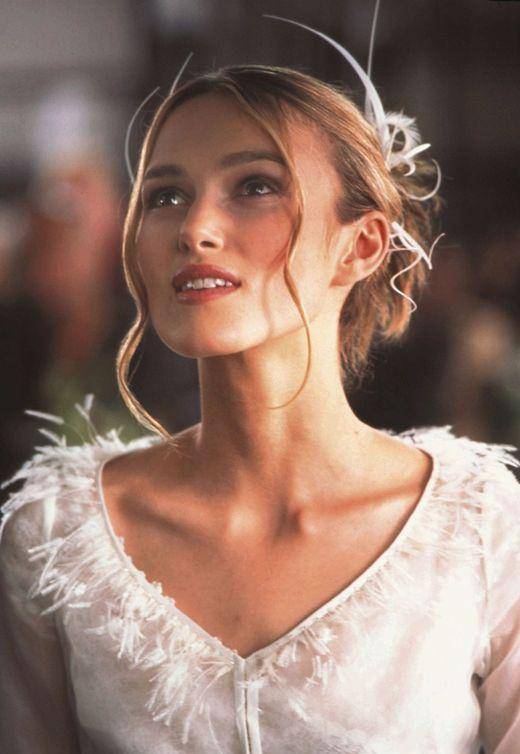 凯拉·奈特莉穿着的婚纱,饰有可爱的羽毛装饰.15.