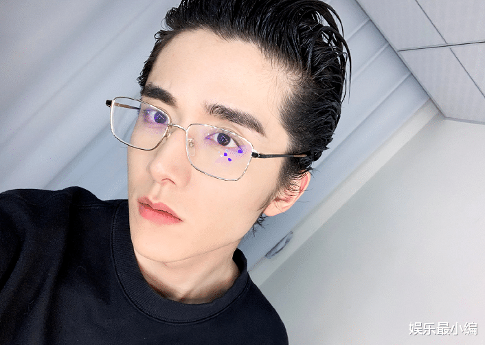 张新成晒新发型自拍,侧颜帅出新高度,却意外显露了真实发量_大部分