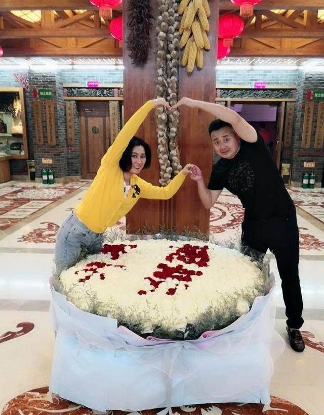 "谢永强妈妈"赵海燕:被赵本山重用,与"刘一水"相爱25年_闫光明_表演