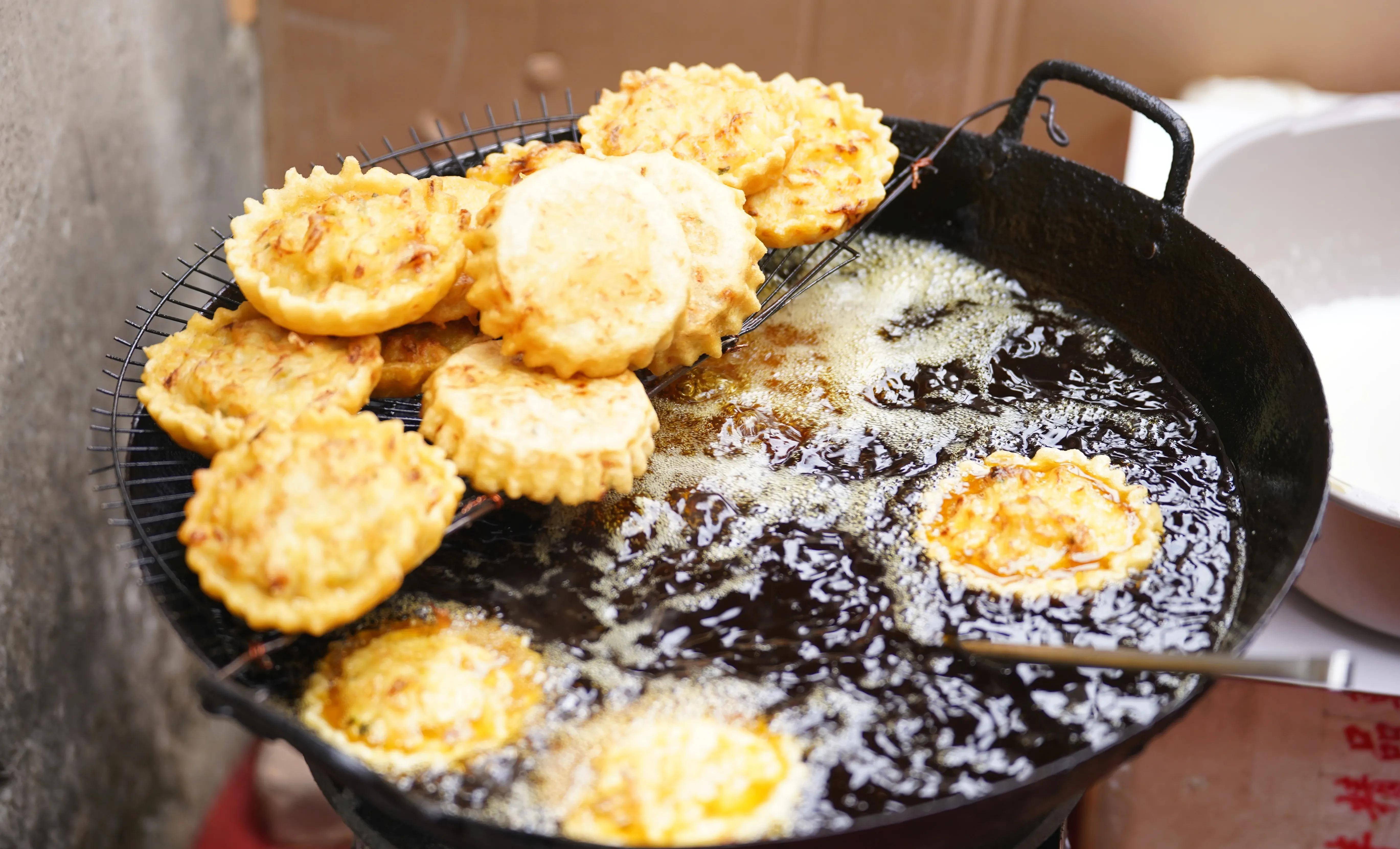 苏州相城区有棵千年古银杏,满树金黄,游人如织,素