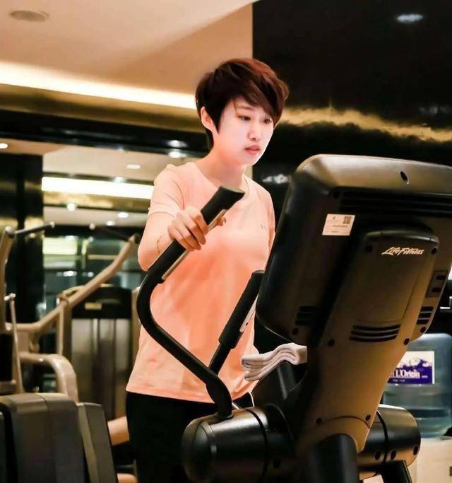 奥运冠军郭跃减肥30斤,瘦身成女神,32岁仍单身,愁坏了父母_乒乓球