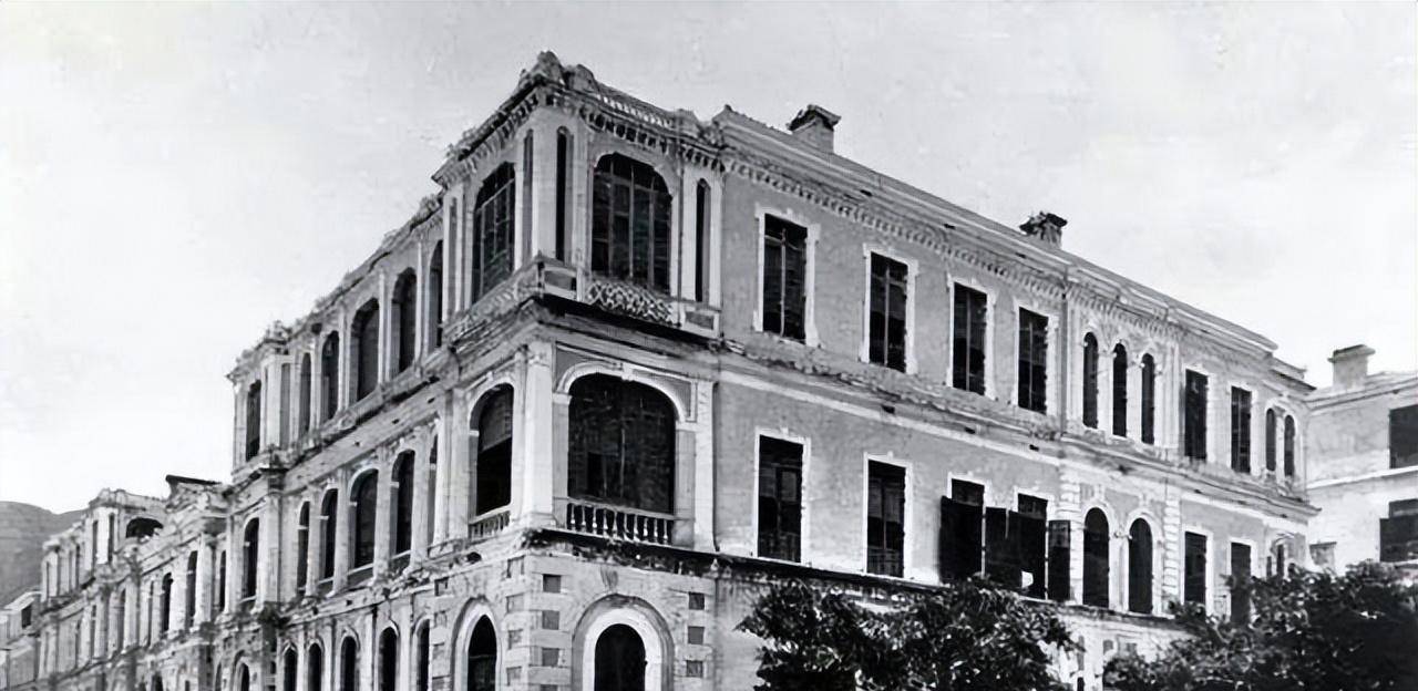 秦曼云夫唱妇随,跟随着关向应进行工作,两年后夫妻二人的儿子关拯出生