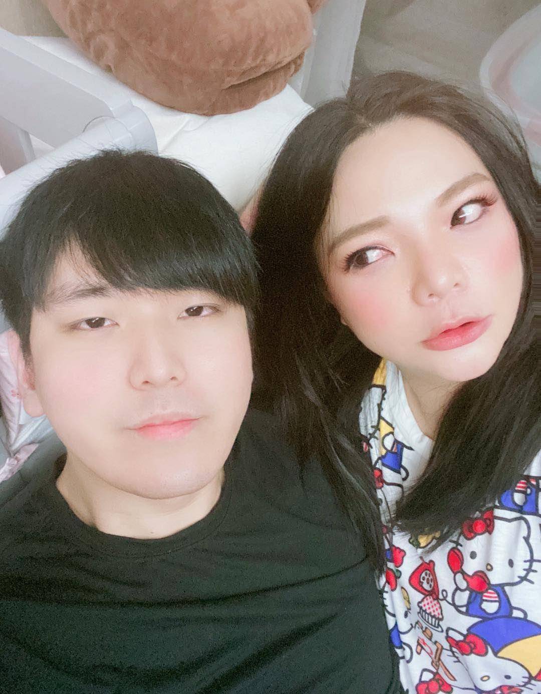 女星小甜甜(张可昀)5月与圈外男友「宋先生」登记结婚,5月时顺利产下