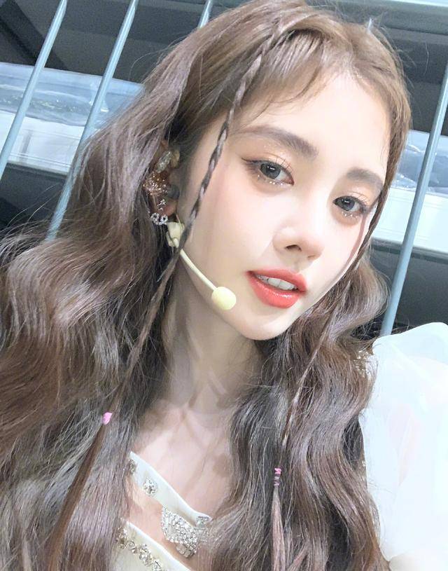 《2022—2023浙江卫视美好跨年夜》中,鞠婧祎胎毛刘海的造型好甜_舞台