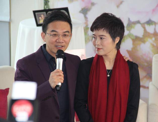 郎永淳的决定自然是牵着妻子的手,陪她走过这道坎.