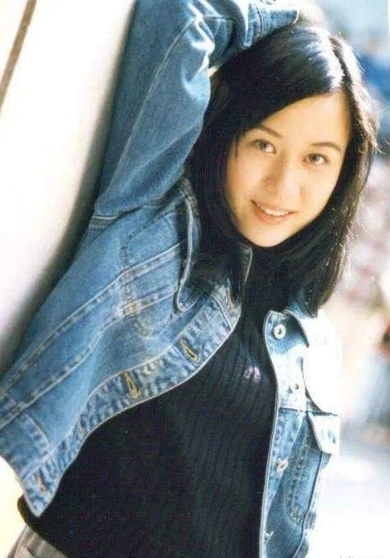 虽说邝文珣从年轻美到中年,但她的演艺成就只能说一般,这其中有些缘故