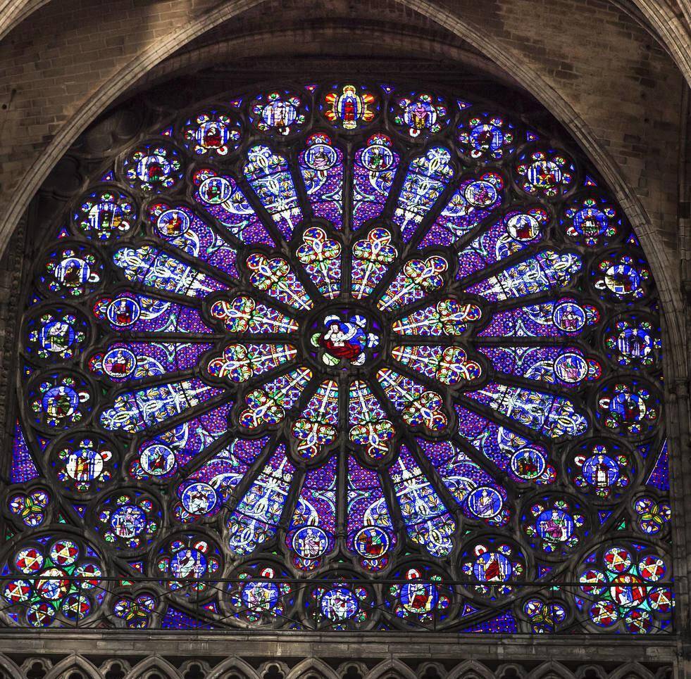 法国圣德尼大教堂是中世纪的皇家修道院和主要的朝圣地,是法国哥特式