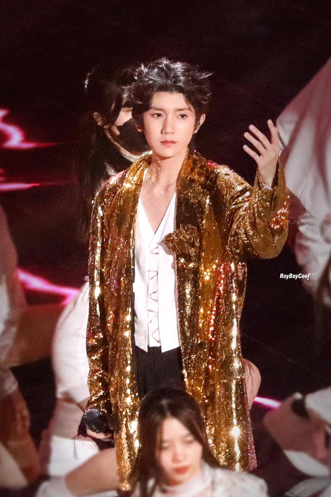 王源连续两天彩排到凌晨,止不住的咳嗽,还有疲惫_罗伊_舞台_roy